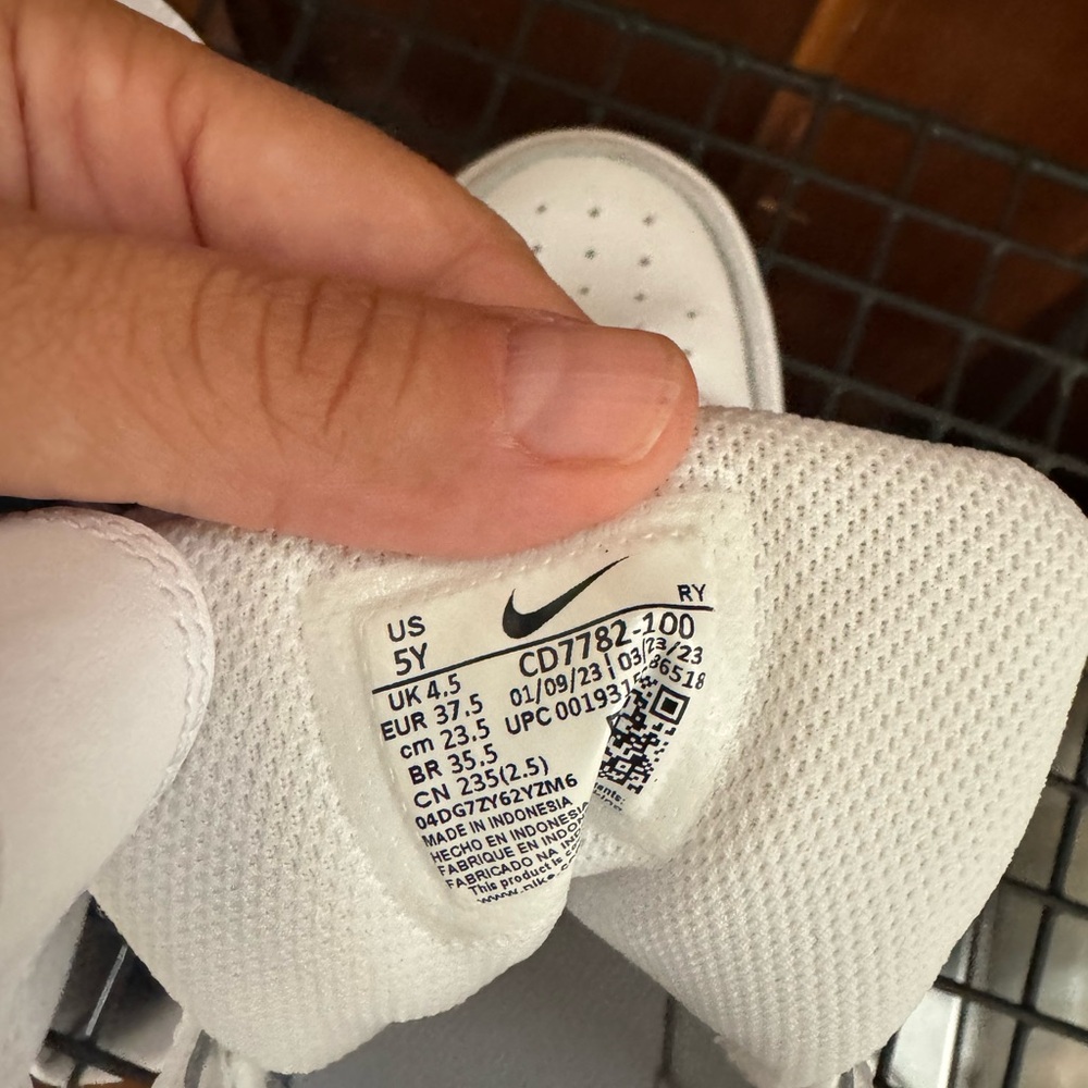White nike Borough, boys sneakers size 5 Y